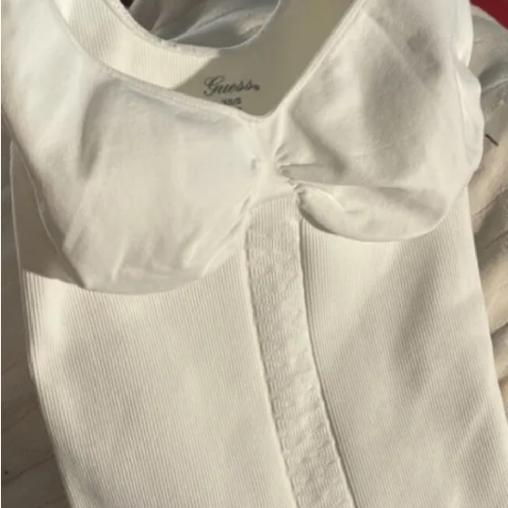 GUESS TANK TOP XS WHITE REALLY PRETTY TO WEAR ALONE OR UNDER CLOTHES